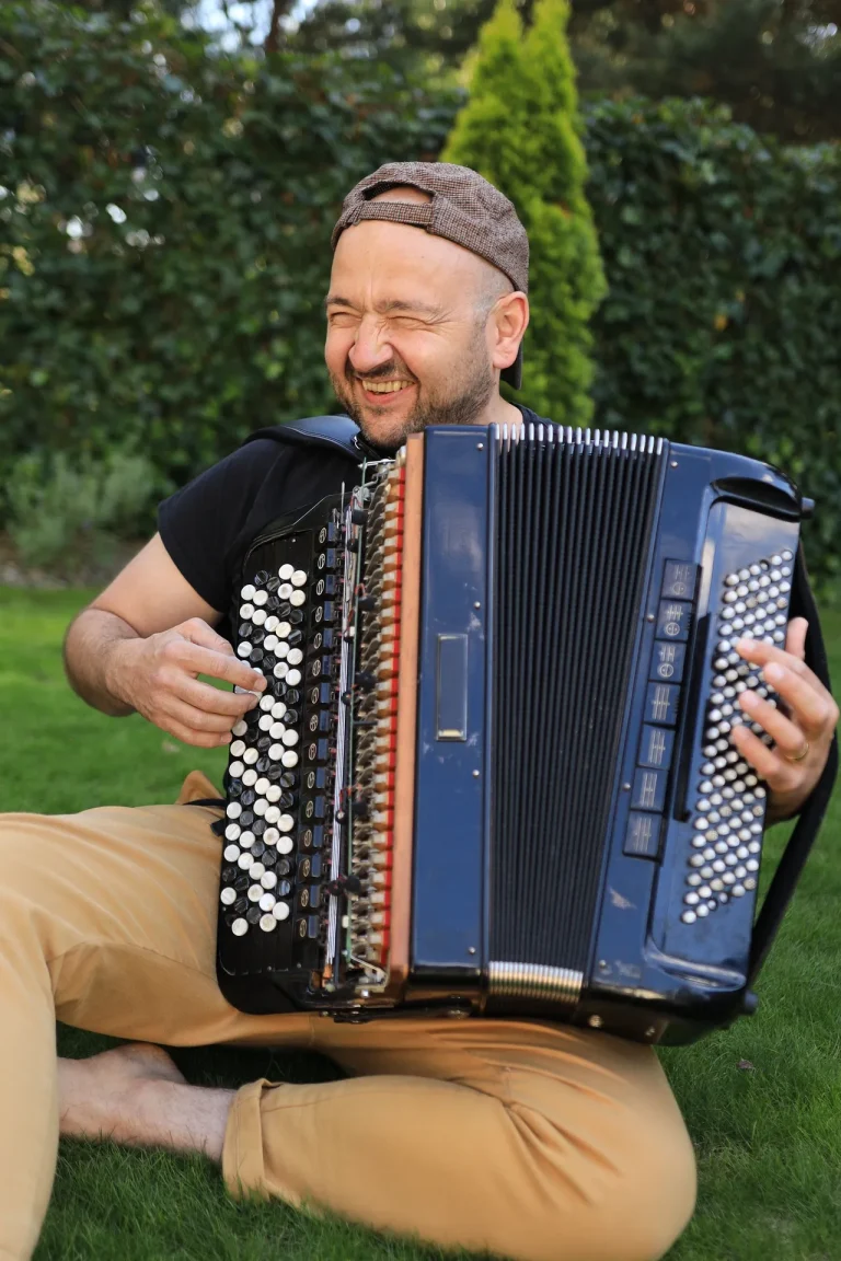 Akordeonista Propabanda podczas ogrodowej sesji zdjęciowej
