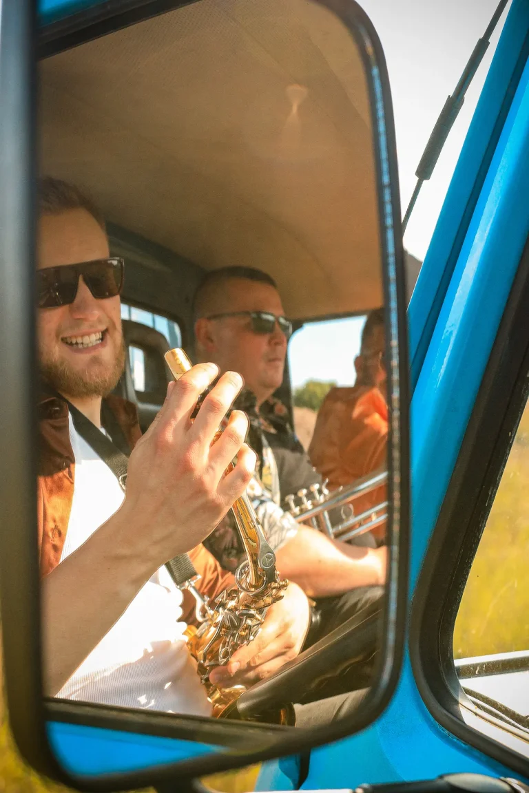 Muzycy Propabanda odbici w lusterku ciężarówki w trasie